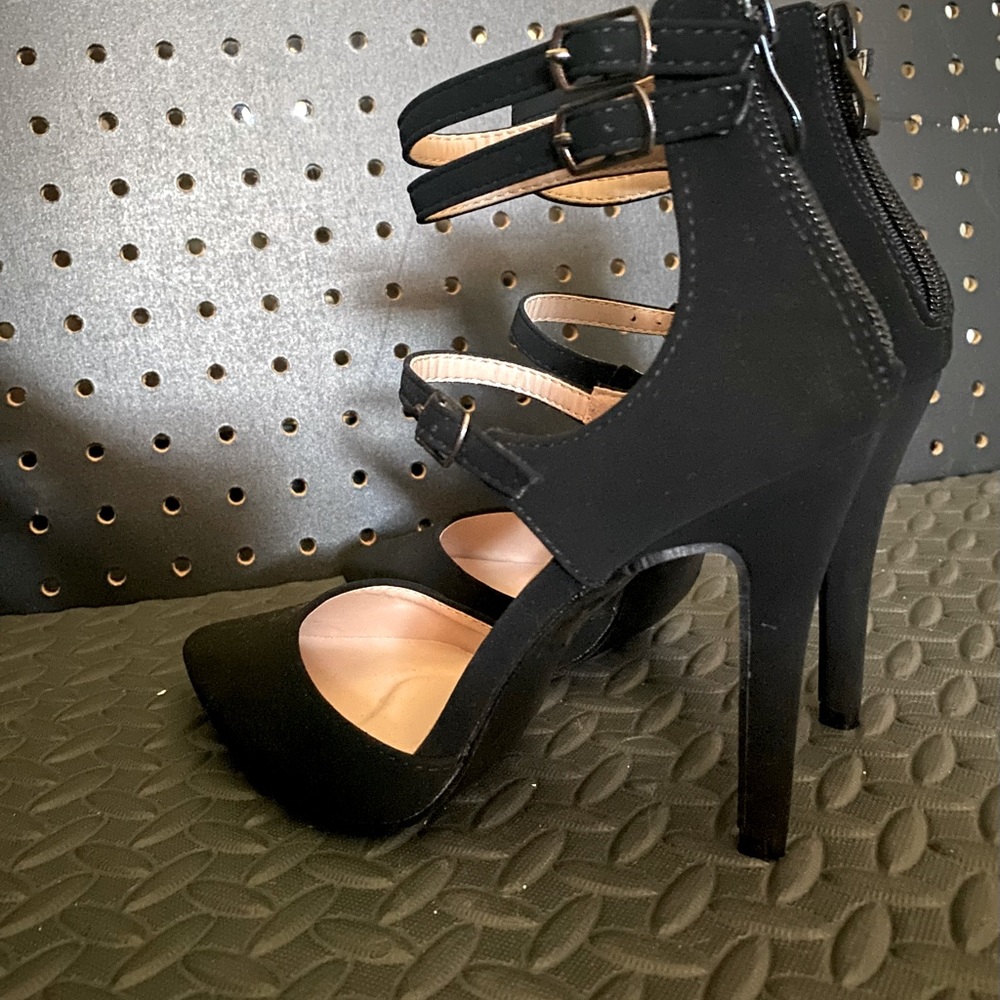 Women’s Black Velvet Pumps Size 6